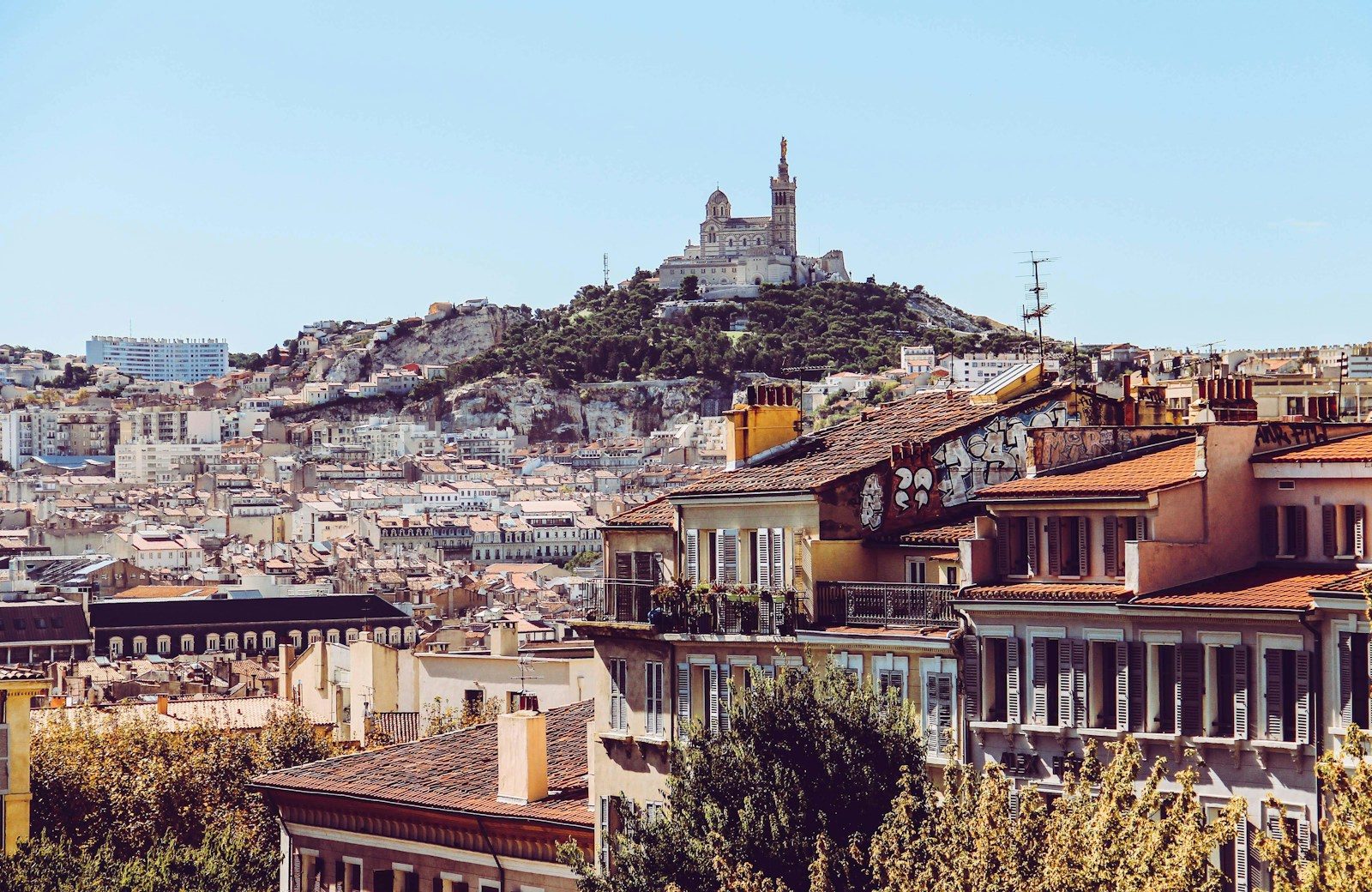 Pourquoi les villes moyennes deviennent les nouveaux pôles attractifs de l’investissement immobilier en 2024